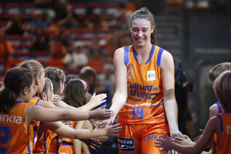 40 minutos separan a la ourensana Raquel Carrera y al Valencia Basket de la liga y el doblete