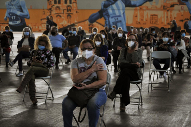 Archivo - Fila de pacientes que esperan sentados tras recibir la primera dosis de la vacuna AstraZeneca en el recinto de Expourense, a 6 de abril de 2021, en Ourense, Galicia (España). Hoy ha comenzado la vacunación en el Área Sanitaria de Ourense de los