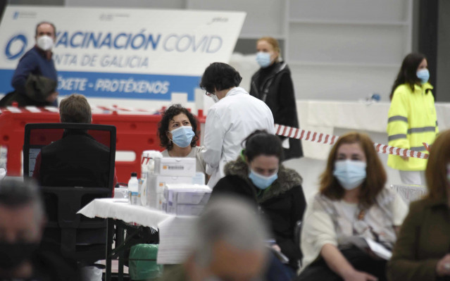 Archivo - Profesionales sanitarios participan en la primera vacunación masiva llevada a cabo en el Ifevi, en Vigo