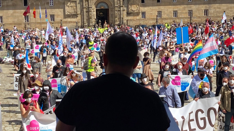 El Obradoiro lleno con distancia social para defender el derecho a vivir en gallego