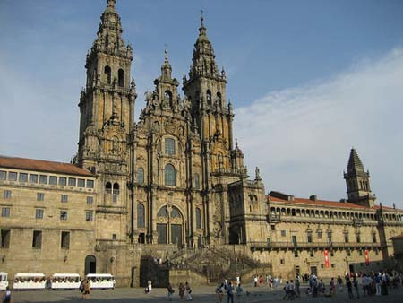 ​La Catedral de Santiago, la Torre de Hércules o la Muralla de Lugo se suman a la Hora del Planeta