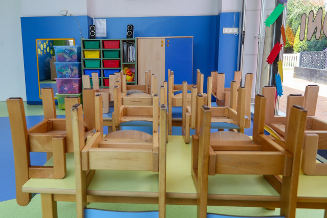 Archivo - Mesas y sillas recogidas en un aula del Centro de Educación Infantil La Gacela, cerrada durante la fase 1 de la desescalada en Valencia.