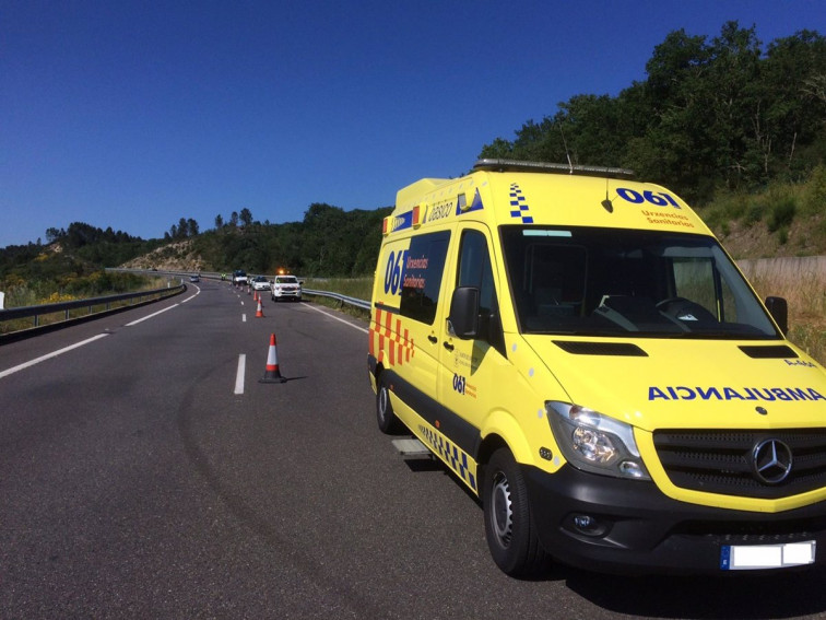 Accidente mortal en Carballo: muere un motorista al chocar contra un camión en Bértoa