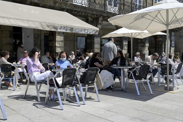 Varias personas en la terraza de un bar, a 29 de mayo de 2021, en A Coruña