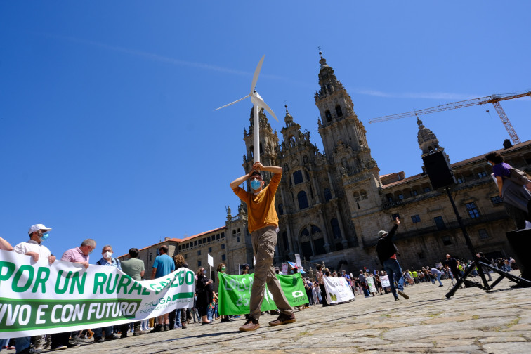 Cientos de personas claman en la Praza do Obradoiro por un nuevo modelo eólico para Galicia