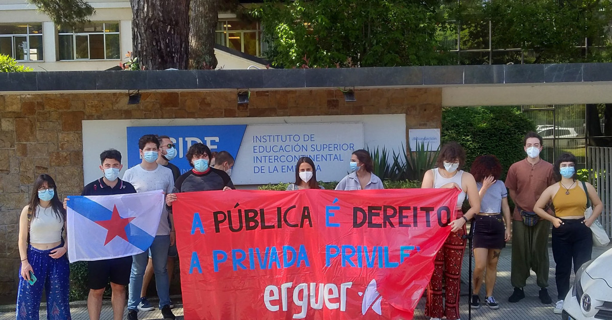 Miembros de Erguer Galiza protestando en la sede de IESIDE Afundaciu00f3n Abanca en Vigo en una foto de sus redes sociales