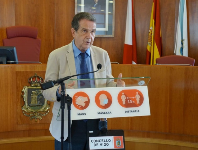 El alcalde de Vigo, Abel Caballero, en una rueda de prensa en el salón de plenos del Ayuntamiento olívico.