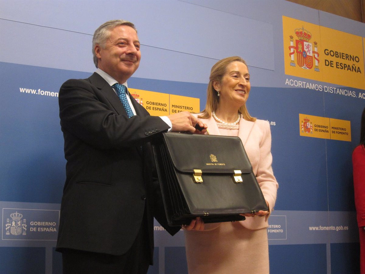 Traspaso de poder entre polu00edticos gallegos  Josu00e9 Blanco del PSOE entregu00e1ndole la cartera del Ministerio a Ana Pasdor del PPdeG en una foto del archivo de EP