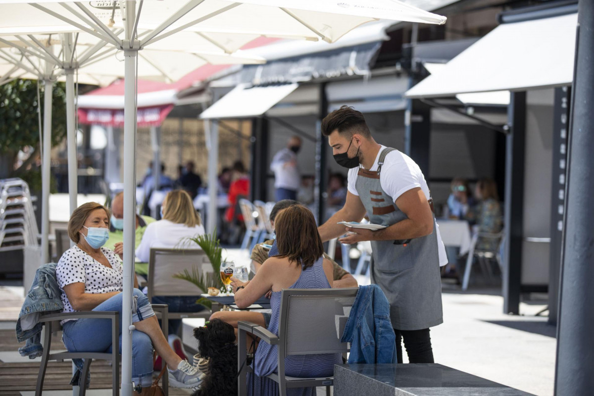 Varias personas en una terraza del paseo marítimo de la playa de Sanxenxo, a 4 de junio de 2021, en Sanxenxo, Pontevedra, Galicia, (España). El aumento de las temperaturas y la progresiva mejora de 