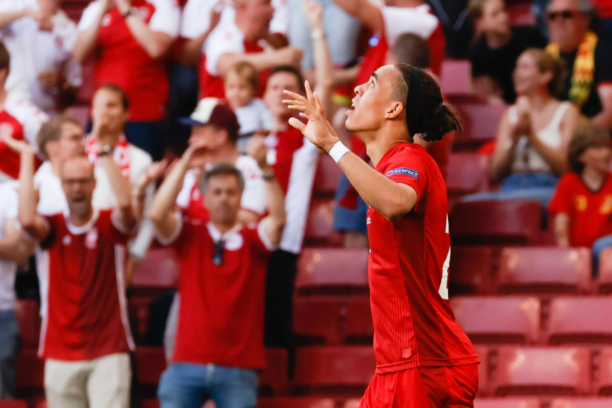 Yussuf Poulsen celebra un gol de Dinamarca que juega este sábado en el primer partido de octavos en la Eurocopa 2020