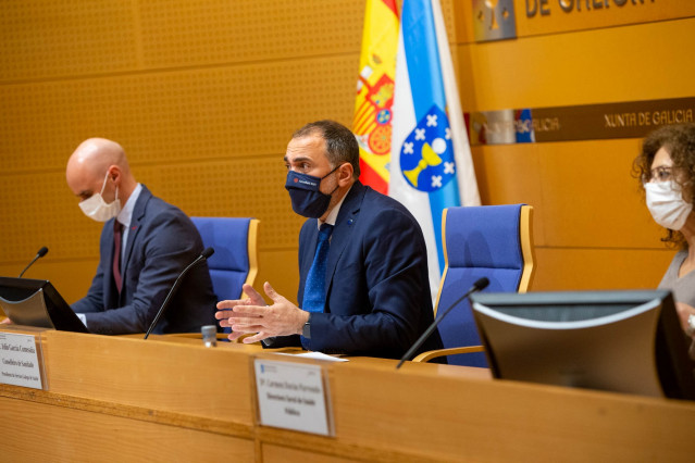 Archivo - El conselleiro de Sanidade, Julio García Comesaña, durante la rueda de prensa del comité clínico.