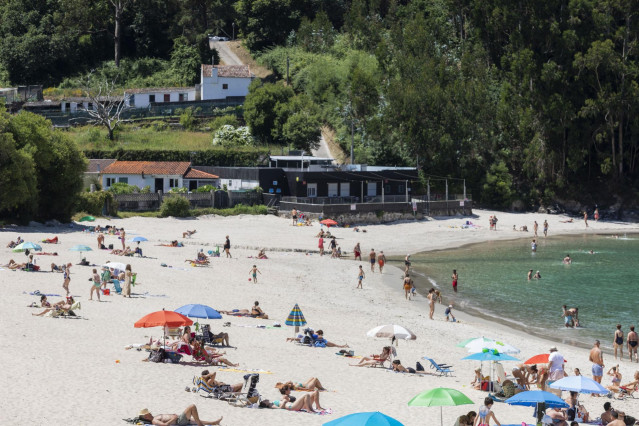 Personas en la playa, en Marín (Pontevedra), este sábado