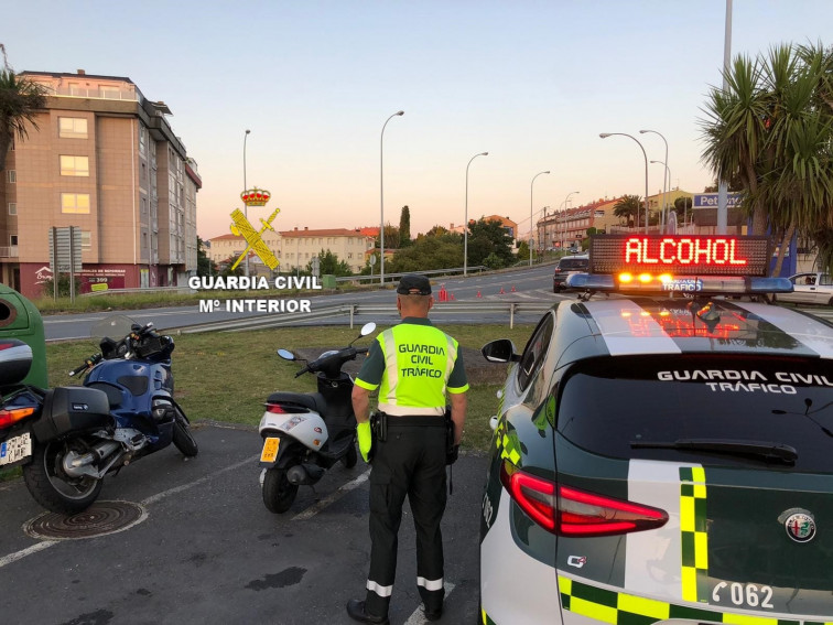 La Guardia Civil da el alto a un conductor por pilotar 