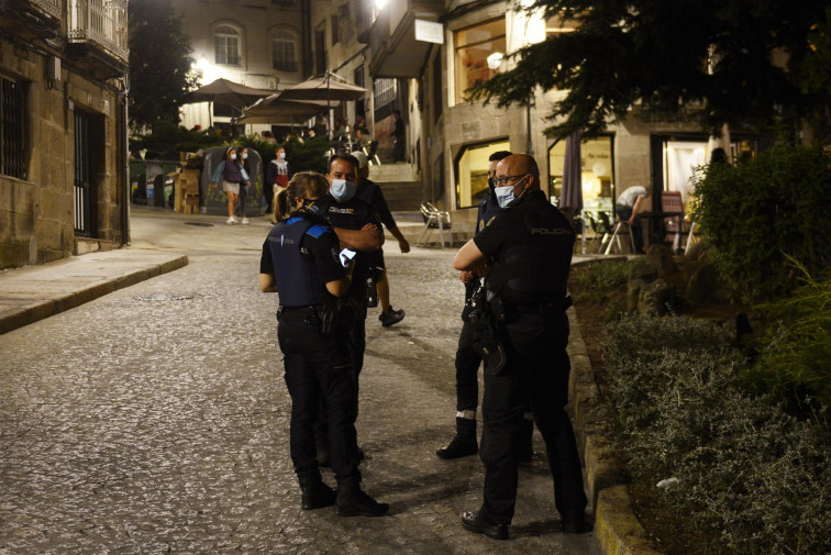 Más policía en las calles para intentar controlar los contagios de una quinta ola que sigue disparándose