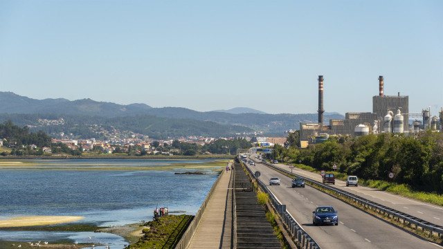 Archivo - La biofábrica de Ence situada a la orilla de la Ría de Pontevedra, separadas por la carretera que une a la ciudad de Pontevedra con Marín.