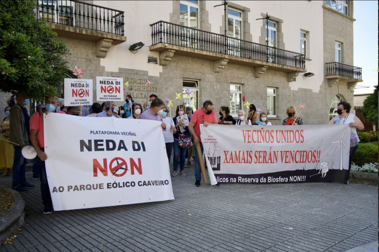 Cientos de personas protestan contra los parques macroeólicos que planea autorizar el Gobierno de España