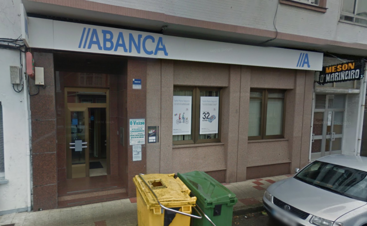 Manifestación en O Vicedo (Lugo) por el cierre de última oficina bancaria del municipio, de Abanca