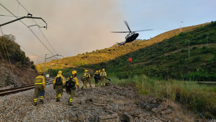 Un incendio forestal en Carballeda cortó la vía del tren y ya ha quemado 100 hectáreas