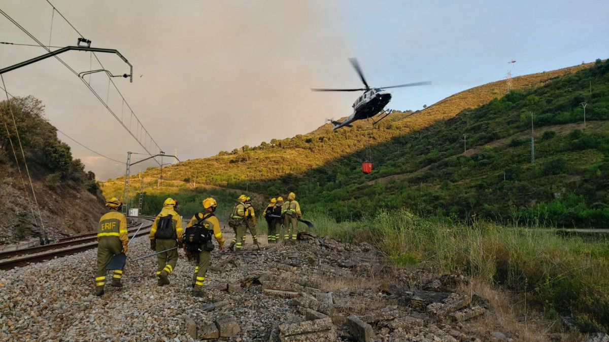 Brigadistas aerotransportados en las vu00edas de tren cerca del incendio de Carballeda en una foto de BrifLaza Twitter