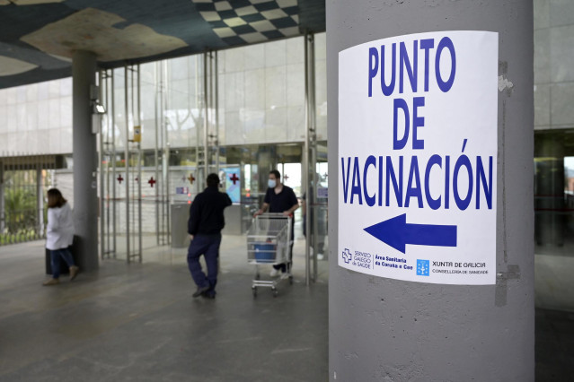 Archivo - Indicaciones para el punto de vacunación en el Hospital Marítimo de Oza, en A Coruña.