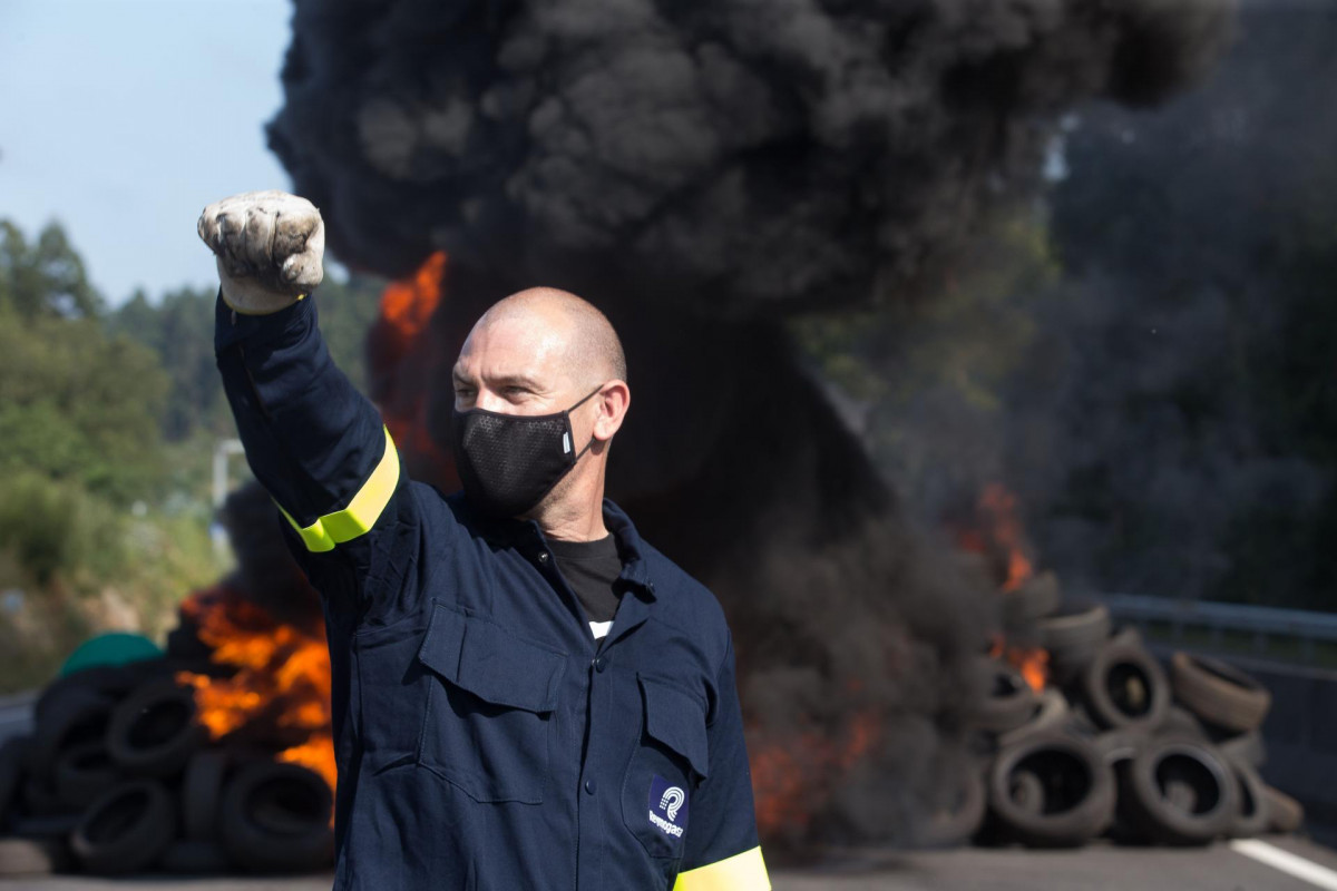 Un trabajador de Alcoa, tras cortar una carretera en el marco de su concentración para defender el futuro de la fábrica de aluminio en San Cibrao, a 19 de julio de 2021, en San Cibrao, Cervo Lugo, G