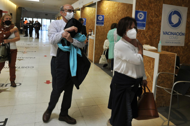 Archivo - Fila de pacientes que esperan tras recibir la primera dosis de la vacuna AstraZeneca en el recinto de Expourense, a 6 de abril de 2021, en Ourense, Galicia (España). Hoy ha comenzado la vacunación en el Área Sanitaria de Ourense de los usuarios