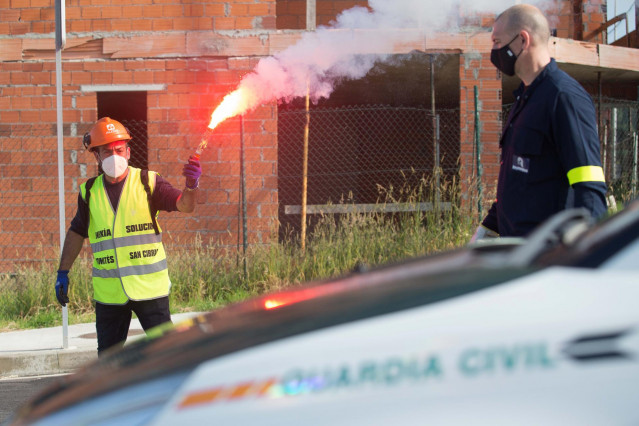 Un trabajador de Alcoa porta una bengala durante la concentración para defender el futuro de la fábrica de aluminio en San Cibrao, a 19 de julio de 2021, en San Cibrao, Cervo Lugo, Galicia (España).