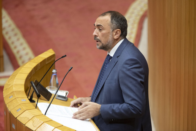 El conselleiro de Sanidade, Julio García Comesaña, en el Parlamento gallego.