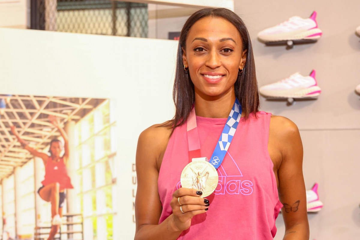 La atleta Ana Peleteiro posa con su medalla de bronce