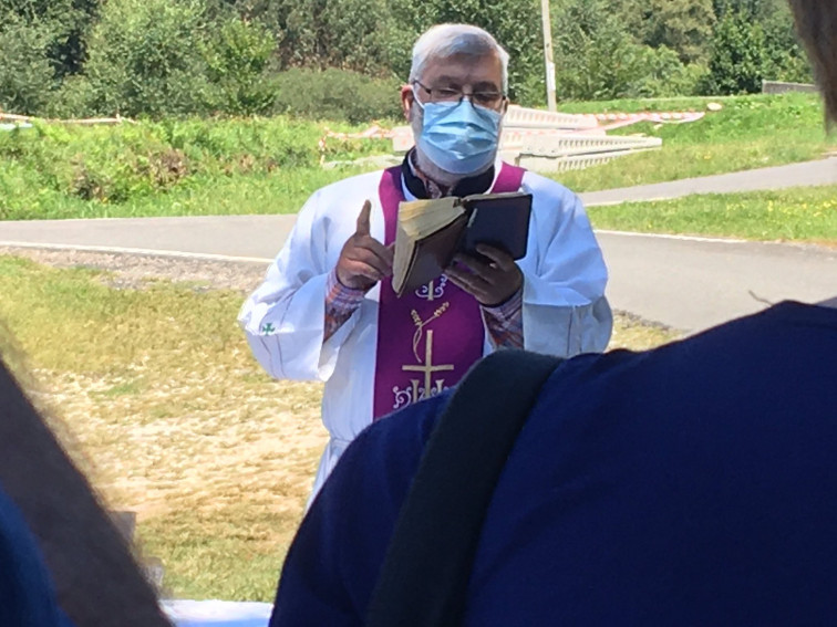 Cristo contra las eólicas en Monfero, en el límite del Parque Natural do Eume y al lado del Monasterio