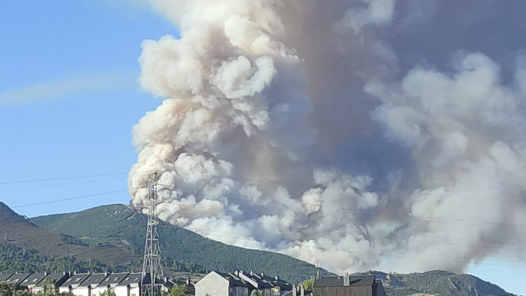 Gran incendio forestal desbocado en Rubiá pasa de 20 a 130 hectáreas quemadas en dos horas (vídeos)