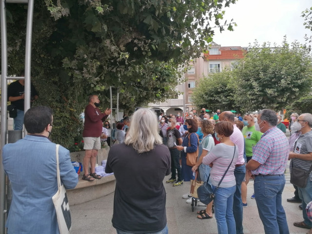 Concentración informativa frente al consistorio de Bueu (Pontevedra) para informar sobre la situación del marinero buenense Pablo Costas y otros 32 marineros.