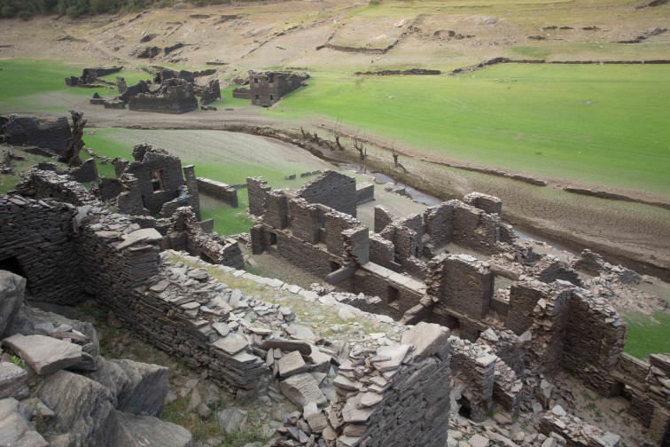 La sequía deja al descubierto las ruinas sumergidas de Portomarín, en el embalse de Belesar