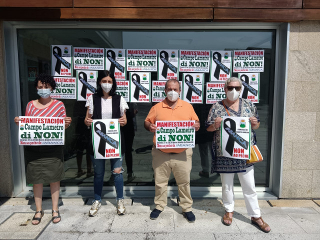 Crespones negros en protesta contra el cierre de la sucursal bancaria en Campo Lameiro