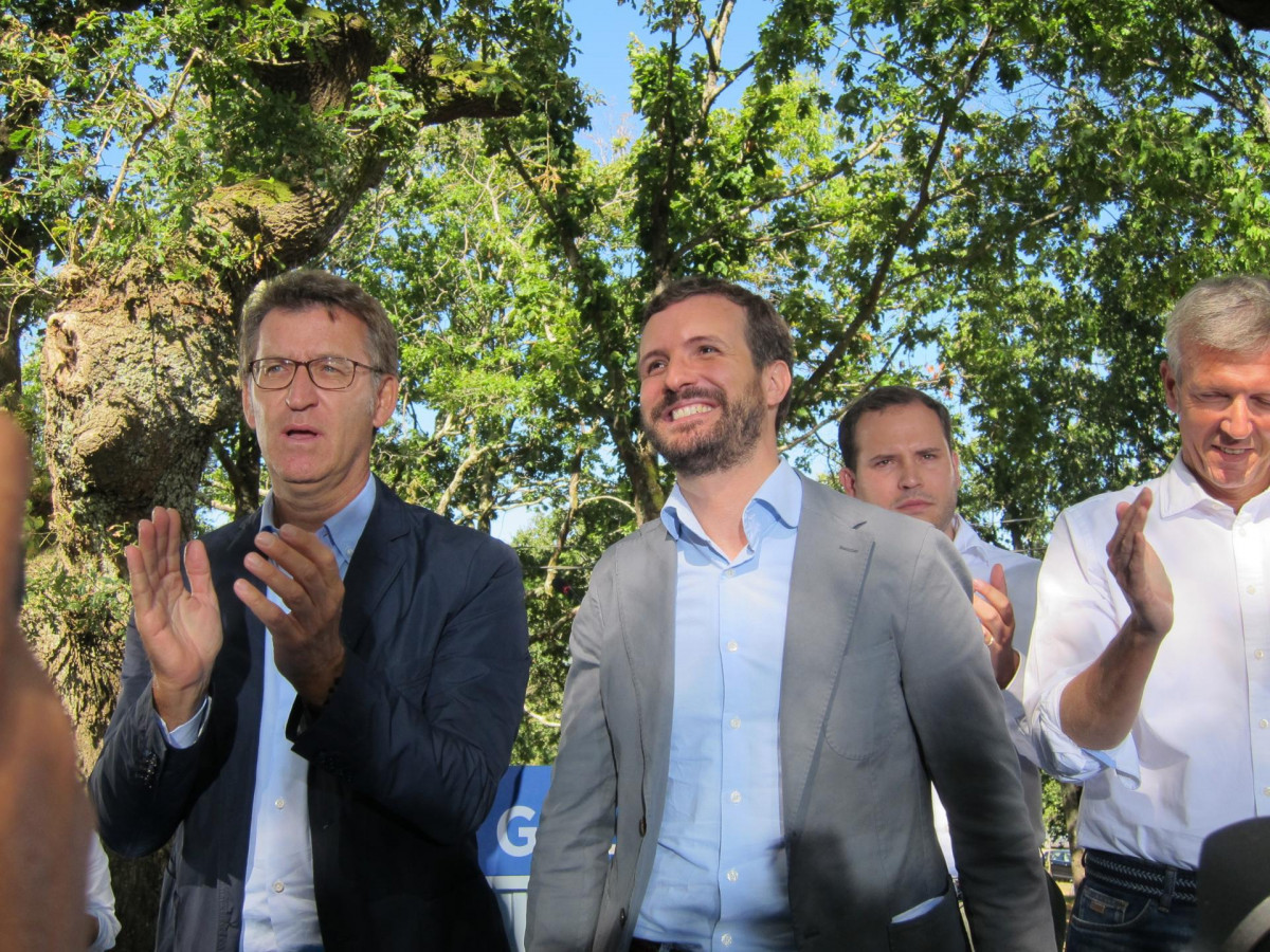 Archivo - Alberto Núñez Feijóo y Pablo Casado en el acto de inicio del curso político en Cerdedo Cotobade.