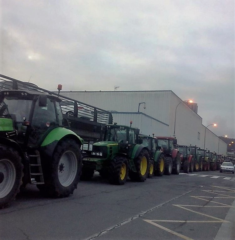 Uns 50 tractores concéntranse en protesta polos baixos prezos do leite