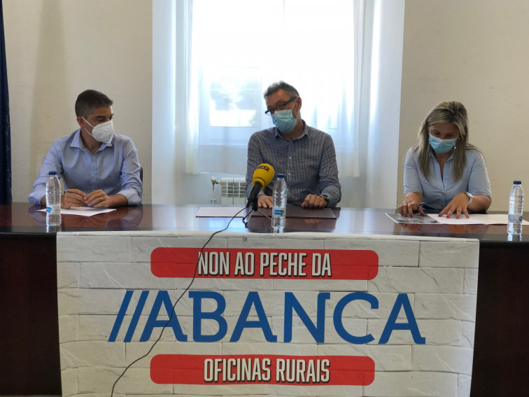 Abanca cierra y la clientela rural la sigue porque no hay alternativa, protesta el alcalde de Zas