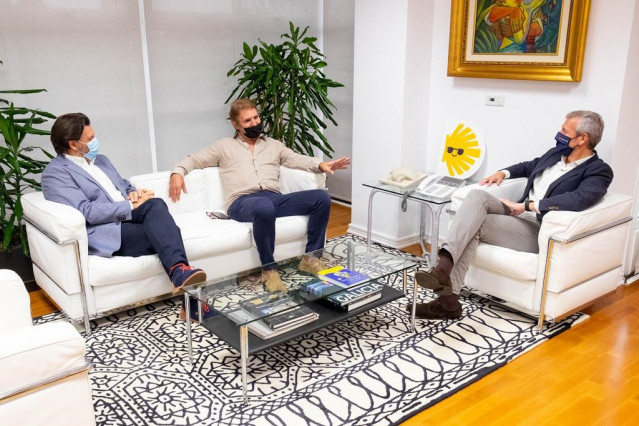 EL vicepresidente primero de la Xunta, Alfonso Rueda, acompañado por el secretario xeral da Emigración, Antonio Rodríguez Miranda, han recibido al presidente de la Asociación de Empresarios Gallegos de EEUU (Aegusa), José Manuel Brandariz