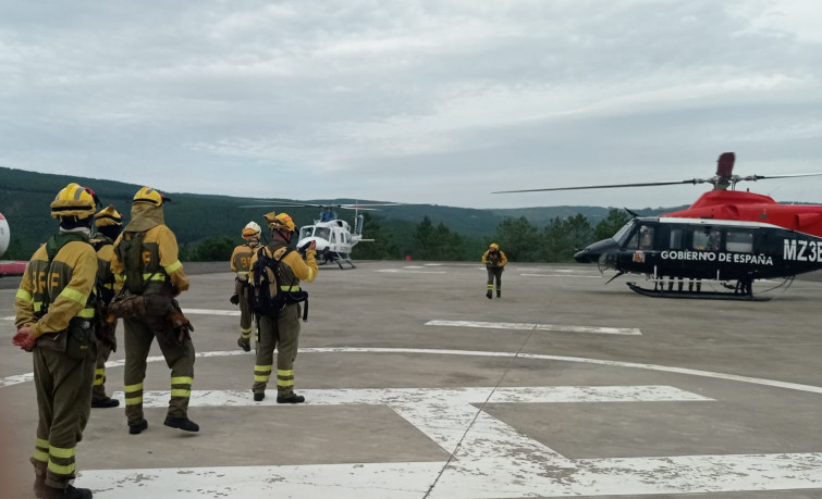 Un incendio forestal en Ribas de Sil ha calcinado más de 100 hectáreas en poco más de doce horas