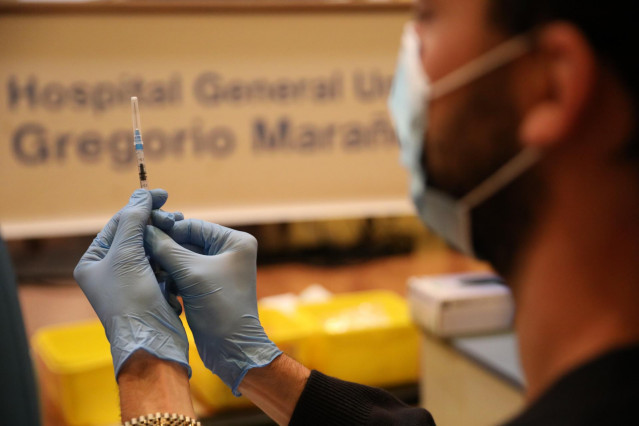 Un sanitario prepara una vacuna contra el coronavirus, en el dispositivo puesto en marcha en las instalaciones del Hospital General Universitario Gregorio Marañón, a 20 de agosto de 2021, en Madrid (España). Casi 5 millones de personas en la Comunidad de