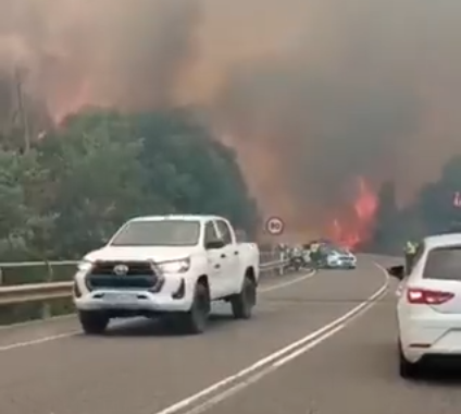 (Vídeos) Incendios sin control llevan a desalojar casas, cortar la nacional en Ribas de Sil