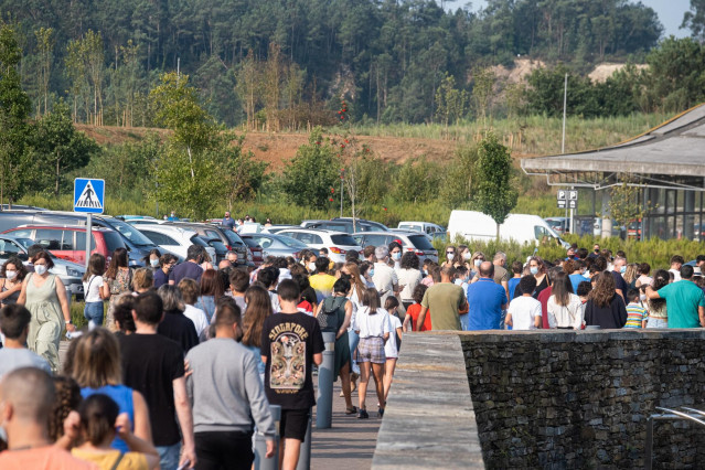 Un grupo de menores esperan ser vacunados de la primera dosis de la vacuna Moderna en la Ciudad de la Cultura, a 23 de agosto de 2021, en Santiago de Compostela, Galicia, (España). Este lunes arranca la vacunación contra el Covid-19 para los menores de ed