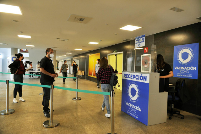 Archivo - Varias personas acuden a recibir la segunda dosis de la vacuna de AstraZeneca contra el Covid-19 en el Complejo Hospitalario Universitario de Ourense, a 27 de mayo de 2021, en Ourense, Galicia (España). Este jueves el Servicio Gallego de Salud c