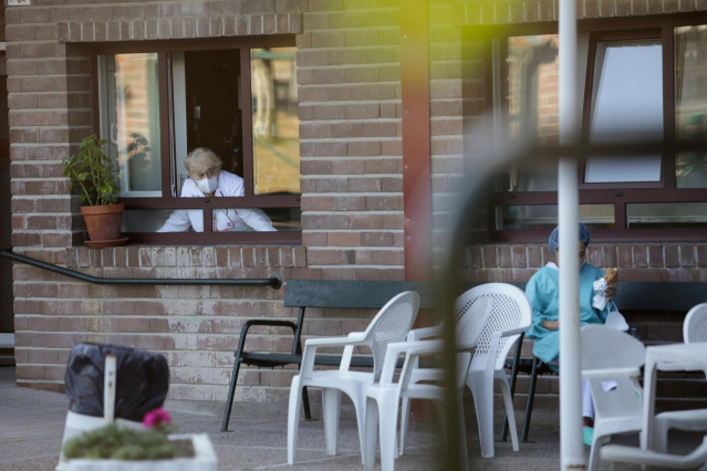 Dos trabajadoras del centro conversan en el exterior de la residencia de Las Gándaras, la mayor de Lugo, después de contabilizar un total de 49 positivos, a 17 de agosto de 2021, en Lugo, Galicia (España). La mayoría de los positivos son asintomáticos y u