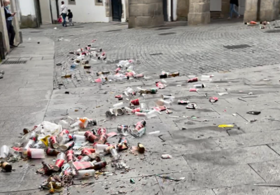 Toneladas de basura en la zona monumental de Lugo tras una noche de botellón universitario