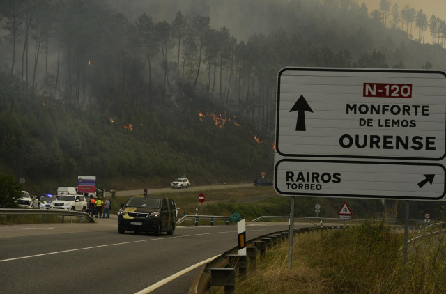 Conductores de coches atraviesan los incendios de un fuego en el municipio de Ribas de Sil