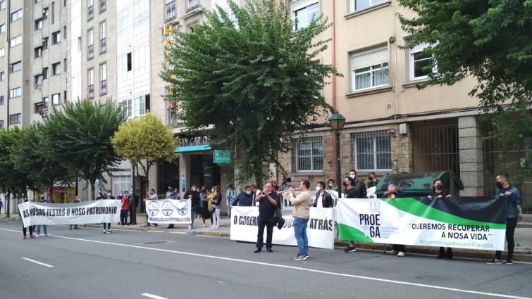 El mundo de la verbena protesta a trompetazos ante el Parlamento gallego contra los 