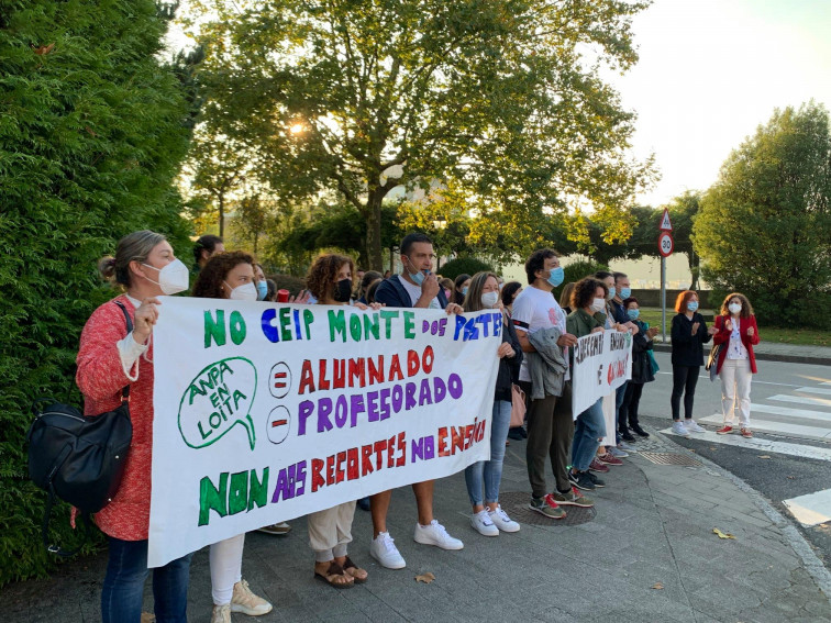 Padres del Monte dos Postes de Santiago se concentran contra los recortes y para reclamar refuerzos de profesorado