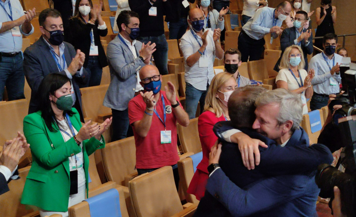 Feiju00f3o y Rueda se abrazan en el Congreso del PP de Pontevedra