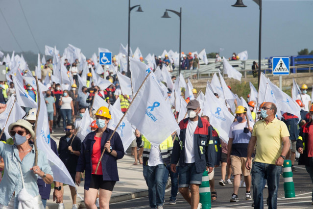 Archivo - Trabajadores de Alcoa se manifiestan para defender el futuro de la fábrica de aluminio en San Cibrao, a 19 de julio de 2021, en San Cibrao, Cervo Lugo, Galicia (España).